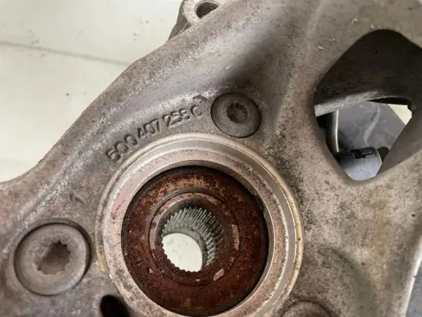 Maza de rueda delantera derecha OEM 5Q0407258C image 5