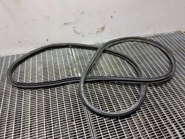 Junta do porta-malas Hyundai i40 OEM SKE57129 - Usado image 2