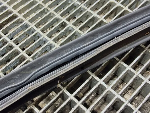 Junta do porta-malas Hyundai i40 OEM SKE57129 - Usado image 3