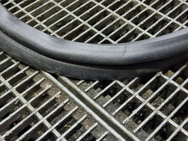 Junta do porta-malas Hyundai i40 OEM SKE57129 - Usado image 4