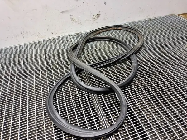 Junta do porta-malas Hyundai i40 OEM SKE57129 - Usado image 5
