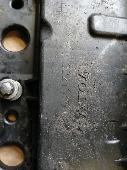 Couvercle de soupape d'occasion OEM 32213460 Volvo D4204T image 3