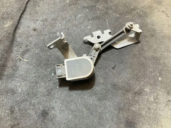 Sensor de nivel Volvo OEM 32246677 trasero image 2