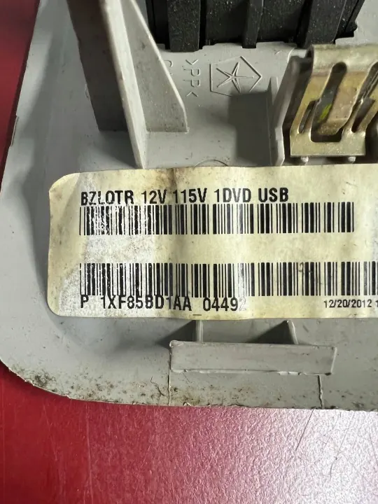 Chrysler USB-poort OEM 68145567AA - Gebruikt image 3