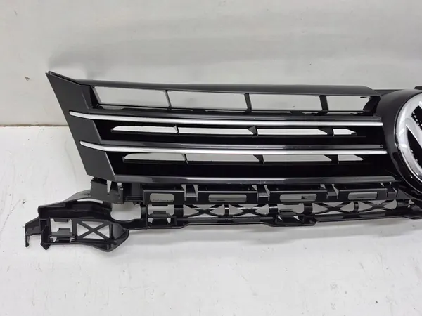 VW Touran, Caddy 10-15 Grill image 3