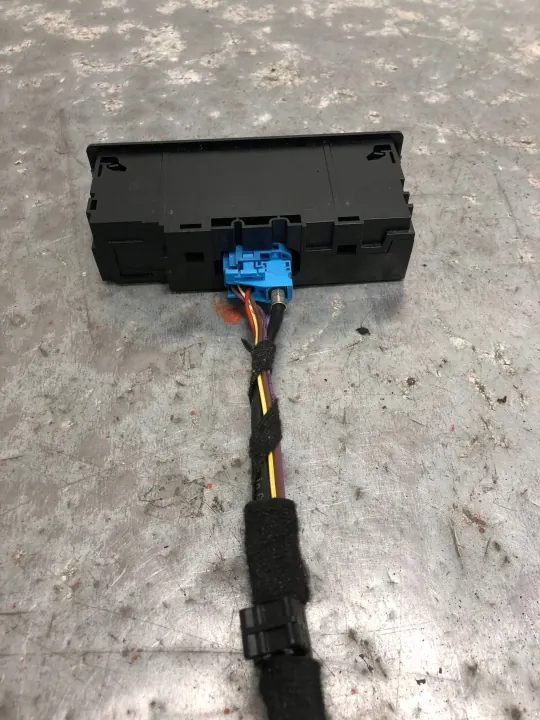 USB-anslutning OEM A2058200226 för Mercedes image 3