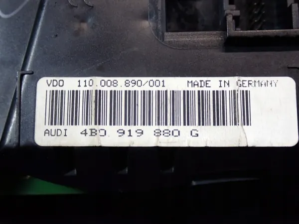 Audi A6 C5 97-01 1.9 TDI Mittaristo OEM 4B0919880G - Käytetty image 8