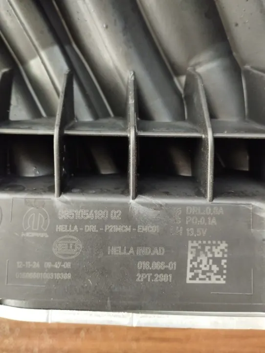 Peugeot 208 II vänster DRL-ljus OEM 985105418002 image 5