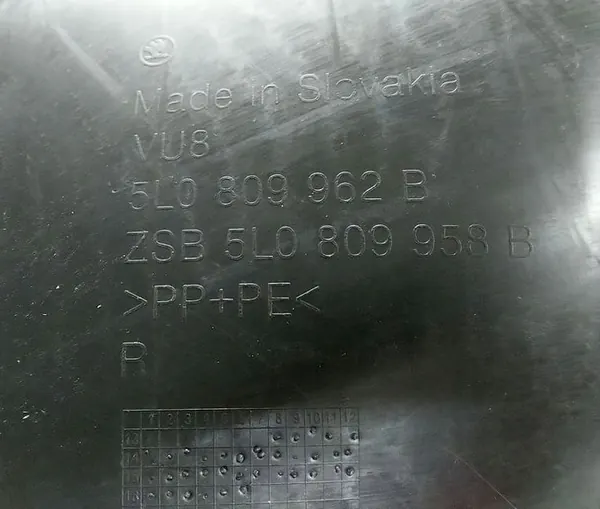 Skoda Yeti Front Right Wheel Arch Cover OEM 5L0809958B image 3