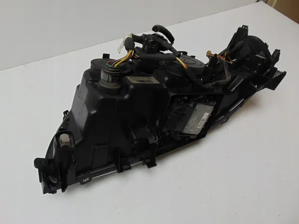 Oikea etu Xenon-ajovalo Volvo V70 II Lift image 10