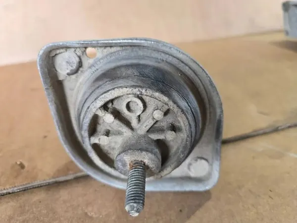 BMW 7 E38 voorste motorophanging OEM 22111097252 image 4