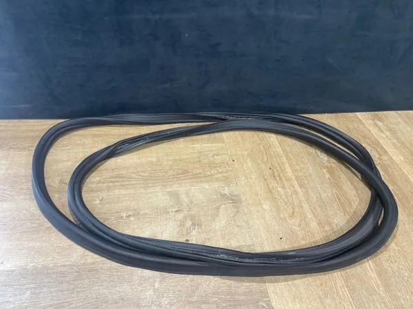 Junta de porta-malas Porsche Macan 95B OEM 95B827705B image 2