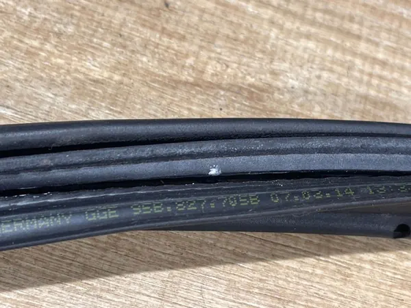 Junta de porta-malas Porsche Macan 95B OEM 95B827705B image 3