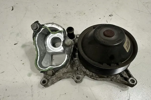 Vattenpump BMW 6 GRAN COUPE (F06) 3.0L Diesel image 2