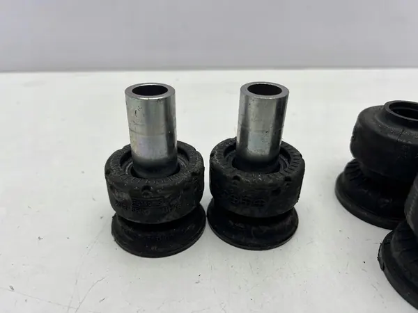 FORD BRONCO Supports de Cadre en Caoutchouc OEM image 1