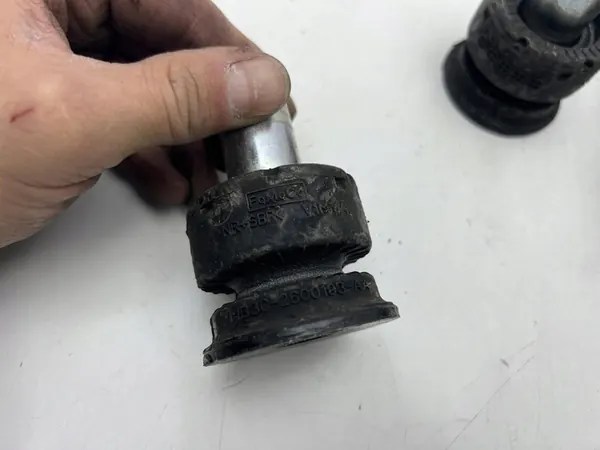 FORD BRONCO Supports de Cadre en Caoutchouc OEM image 2