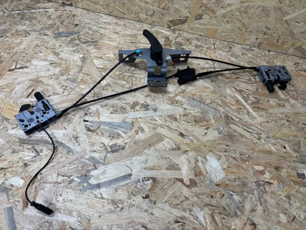 Fecho do Capô Skoda Enyaq 2025 OEM 5LA823509D image 2