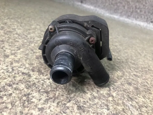 Auxiliary Water Pump BOSCH Mercedes W211 W164 W219 W251 image 2
