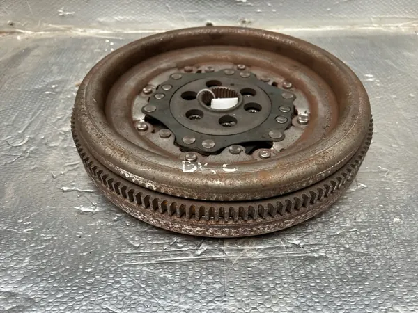 Volkswagen Golf V 2007 Kaksoismassavanne OEM image 3