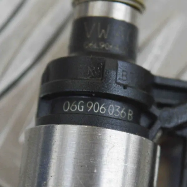 Iniettore VW TIGUAN 2.0L 06G906036B image 6