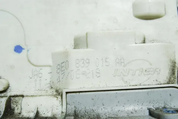 Bakre vänstra dörrlås AUDI A4 8E0839015AA image 2