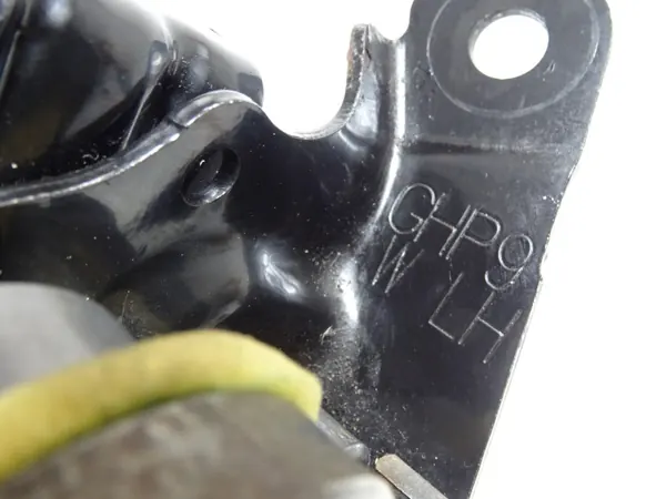 Mazda 6 baksätes gångjärnsfäste vänster OEM 2013-2016 image 9