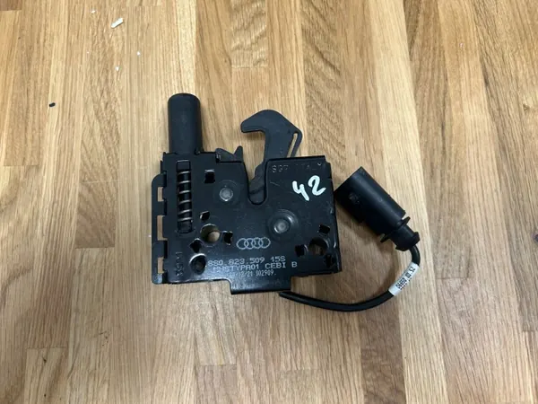 Audi TT 8S0 konepeltilukko OEM 8S0823509 - Käytetty image 2
