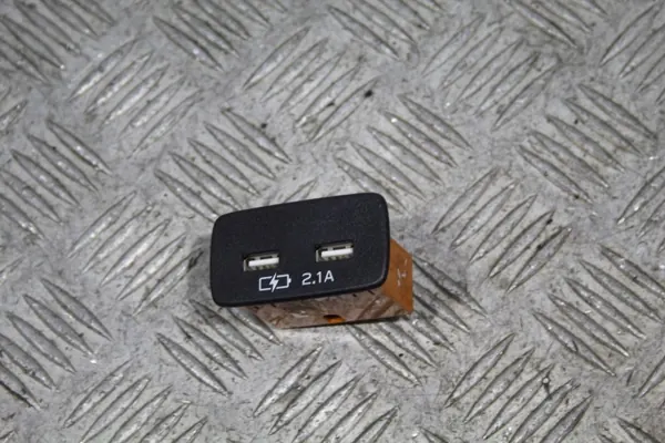 Tomada USB OEM GNIAZDO USB 2X para Subaru XV Lift image 2