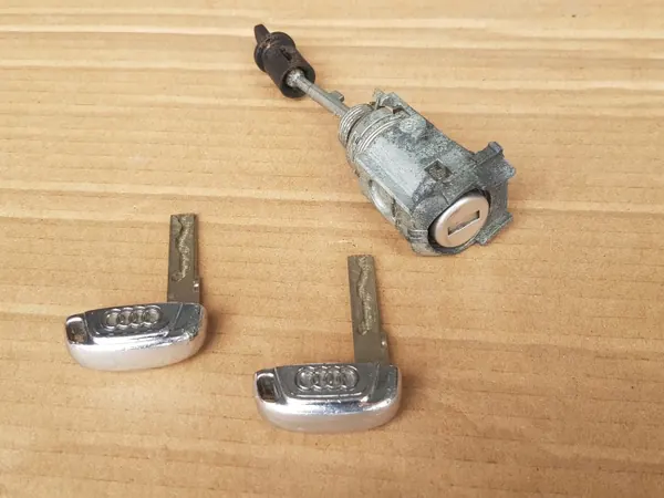 Slotsilinder OEM + 2 Sleutels - Audi A4 B8, A5 8T, Q5 8R image 2