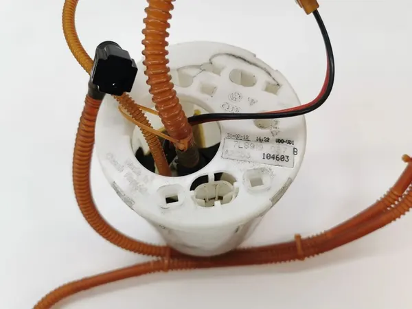 Brandstofpomp Audi Q7 4L 2007 in tank OEM 7L8919087B image 3