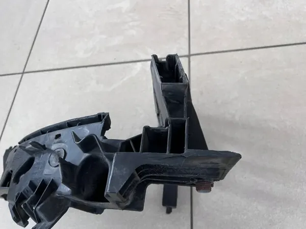 Audi Ajovalonkiinnike OEM 8R0805608B - Käytetty image 5