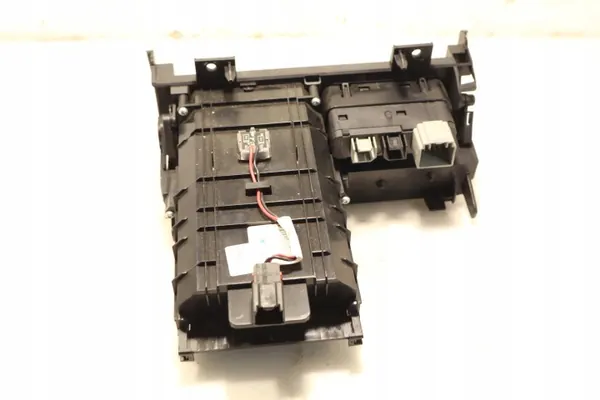 Enchufe 12V USB OEM 670066186 para Maserati Ghibli III image 4