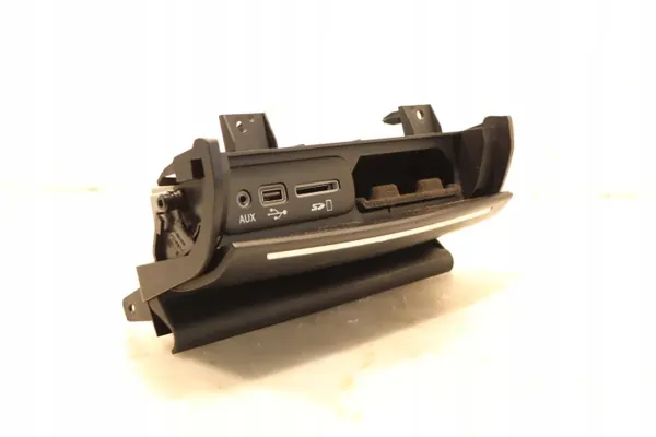 Enchufe 12V USB OEM 670066186 para Maserati Ghibli III image 6
