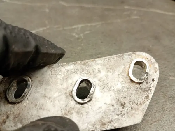 OEM 1237660276 Klappenbegrenzer rechts hinten Mercedes W123 image 7
