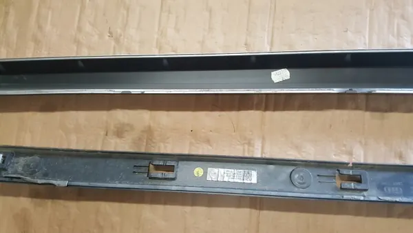 Audi A3 8Y S-Line Protection de seuil droit OEM 8Y0853860 image 9