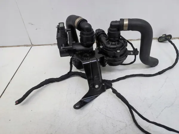 Pompe de soupape d'eau supplémentaire Mercedes C-Class W206 image 4