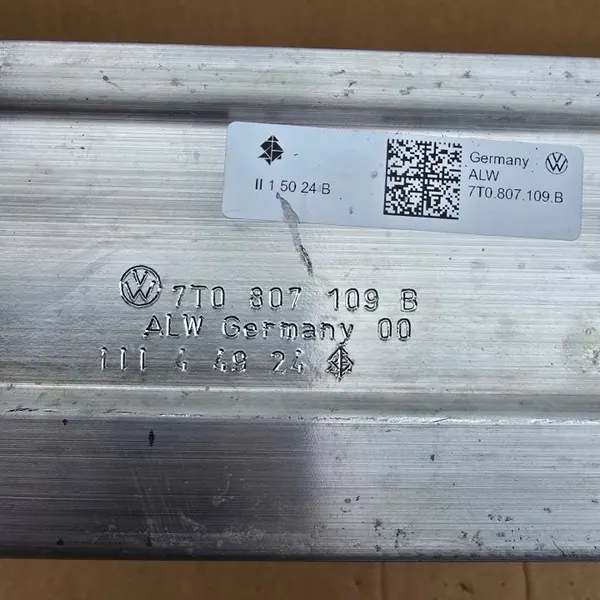 VW T7 Förstärkningsbalk OEM 7T0803037C Begagnad image 4
