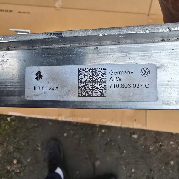 VW T7 Förstärkningsbalk OEM 7T0803037C Begagnad image 9
