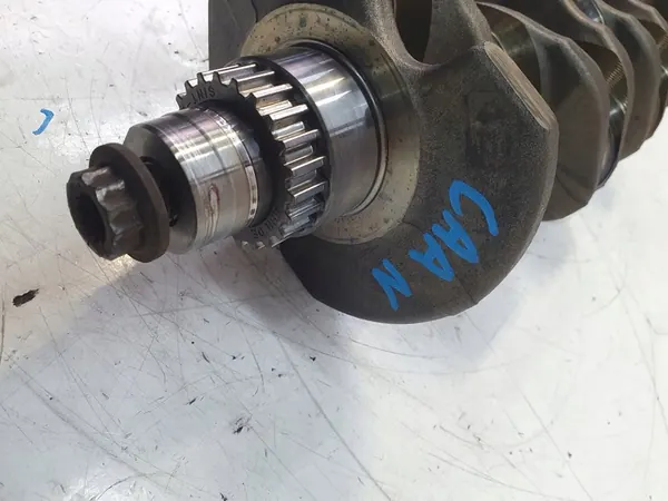 VW T6 CRAFTER 2.0 TDI Vevaxel 04L105263F image 3