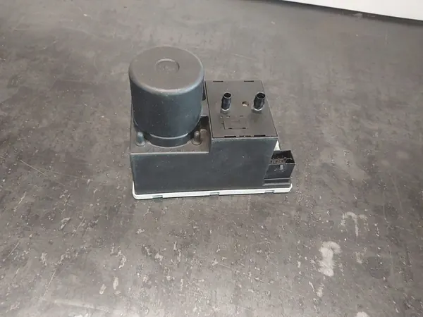 Centrallås Pump Audi A3 A6 A4 OEM 8L0862257 image 6