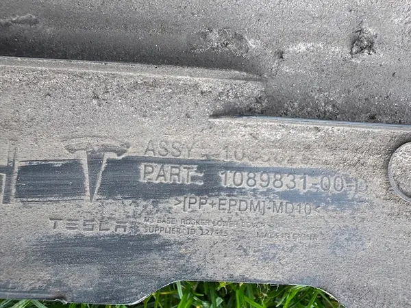 TESLA MODEL 3 Right Side Sill Cover OEM 1089829-00-D image 3