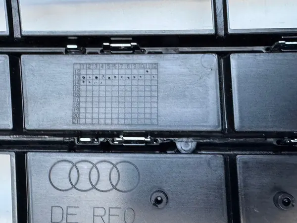 Audi A8 D4 Grill 4H0853651AA image 4