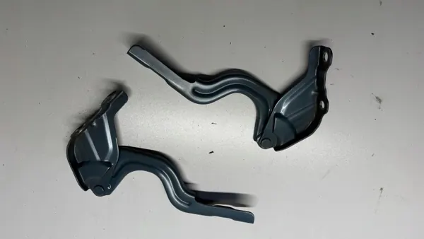 Dobradiça do Capô Dianteira Esquerda OEM 79110-J9000 Hyundai Kona image 3