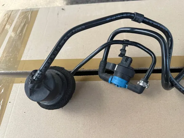 A2214700616 Valve Pipe Mercedes CL W216 W221 A2214714915 image 2