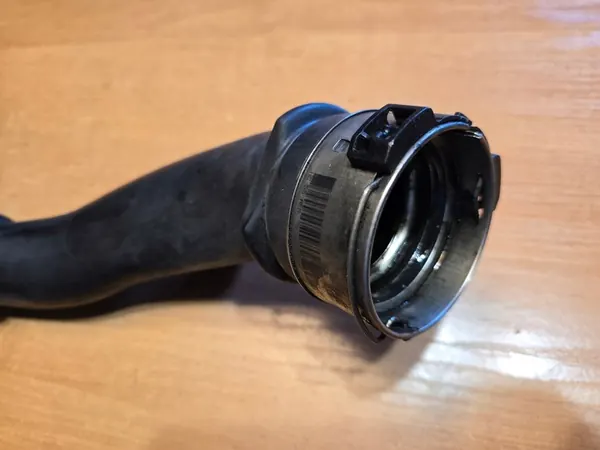 BMW E60 E61 2.0 D Intercooler Luftschlauch image 7