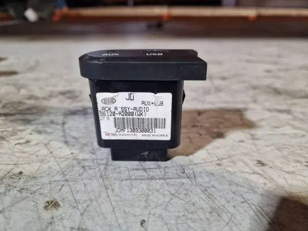 Conector Multimedia AUX/USB Kia Cee'd OEM 96120A2000 image 3