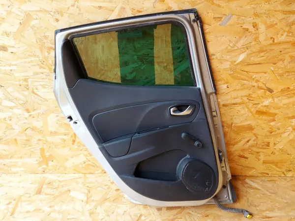 Vänster bakdörr Renault Clio IV 2017 komplett silver OEM image 6