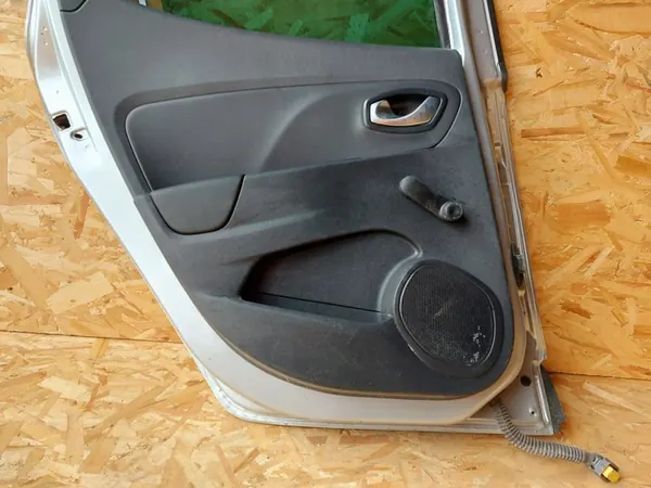 Vänster bakdörr Renault Clio IV 2017 komplett silver OEM image 7
