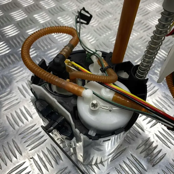 Bomba de combustível VOLVO XC60 2.0L 180kW 2020 OEM 31372614 image 3