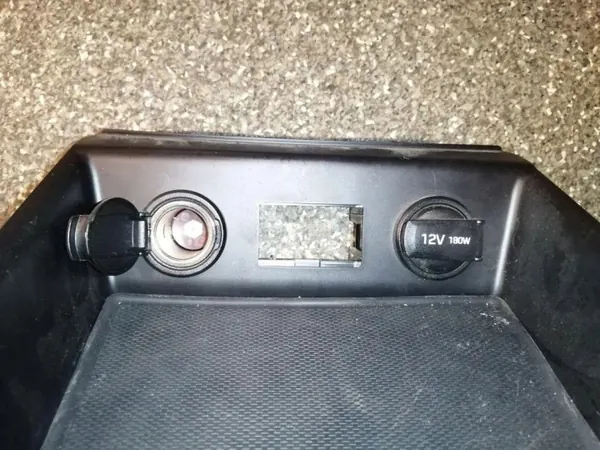 Cinzeiro Hyundai IONIQ OEM 84675G2100 - Usado image 6